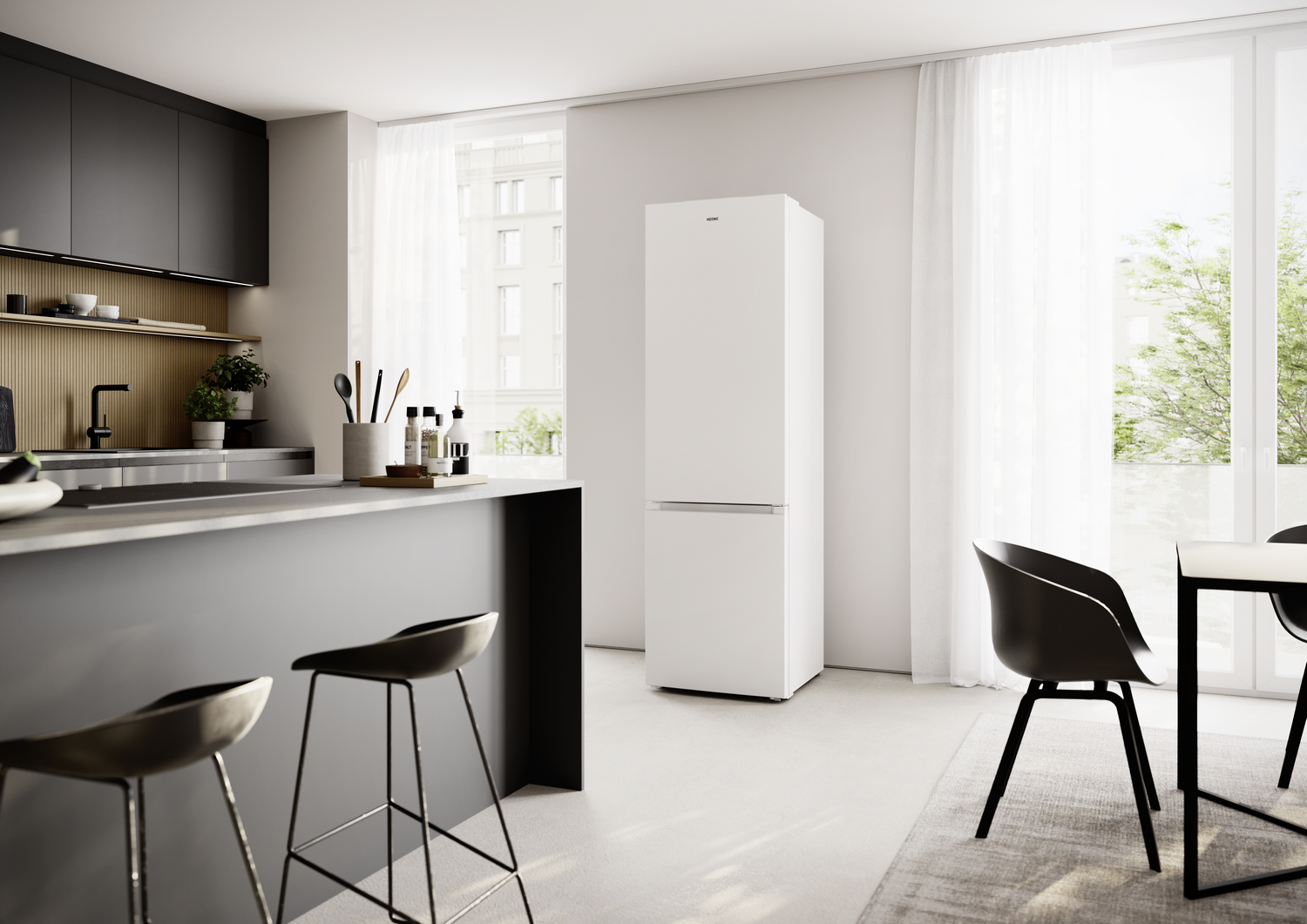 Cocina moderna con frigorífico blanco, isla de cocina oscura con taburetes y grandes ventanas con cortinas claras.