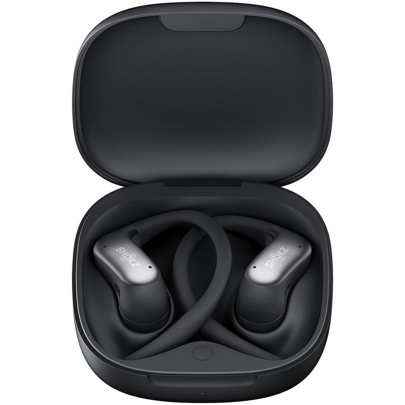 Auriculares inalambricos negros Shokz de oreja abierta dentro de su estuche de carga.