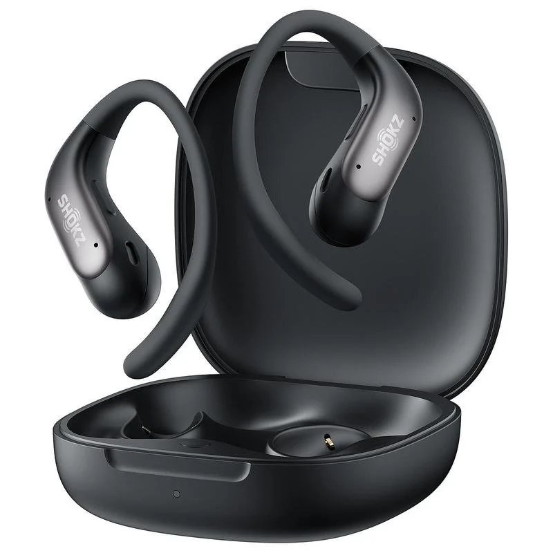 Auriculares inalámbricos Shokz negros con ganchos flotan sobre su estuche de carga abierto.