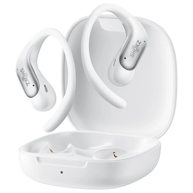 Auriculares Shokz blancos con ganchos para las orejas dentro y frente a su estuche de carga abierto.