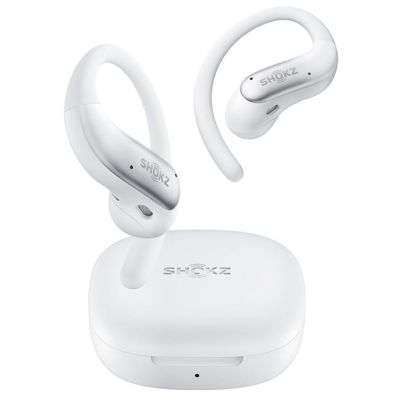 Auriculares blancos Shokz con ganchos para las orejas flotan sobre su estuche de carga sobre fondo blanco.