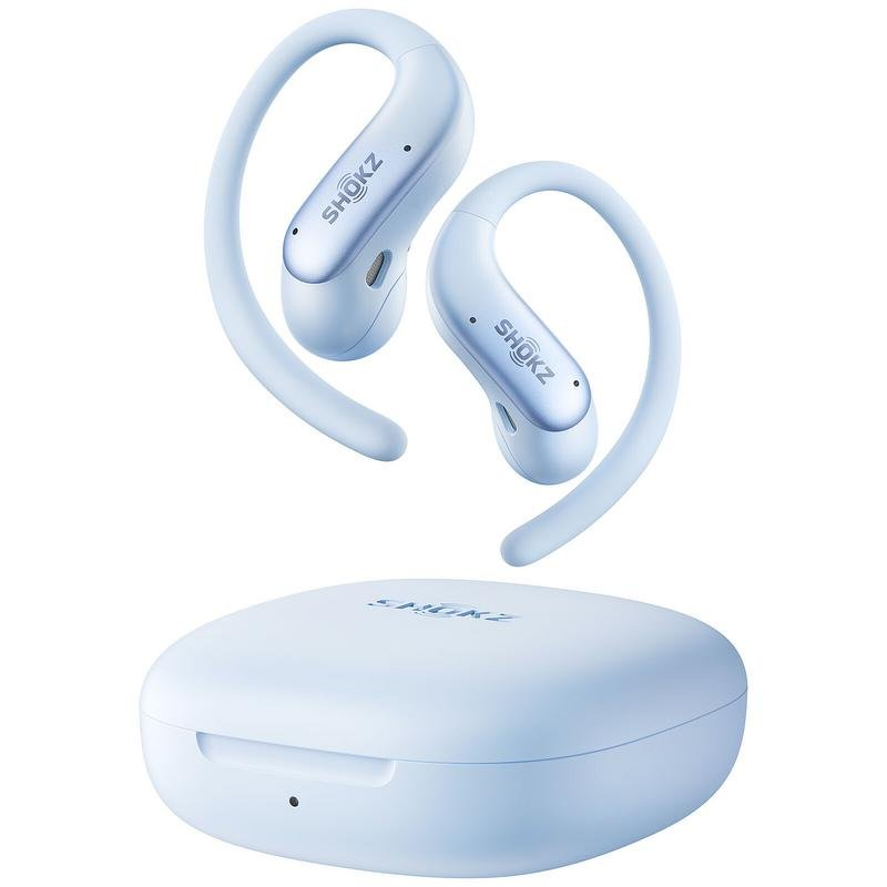 Auriculares abiertos Shokz azul claro con ganchos sobre su estuche de carga a juego en fondo blanco.