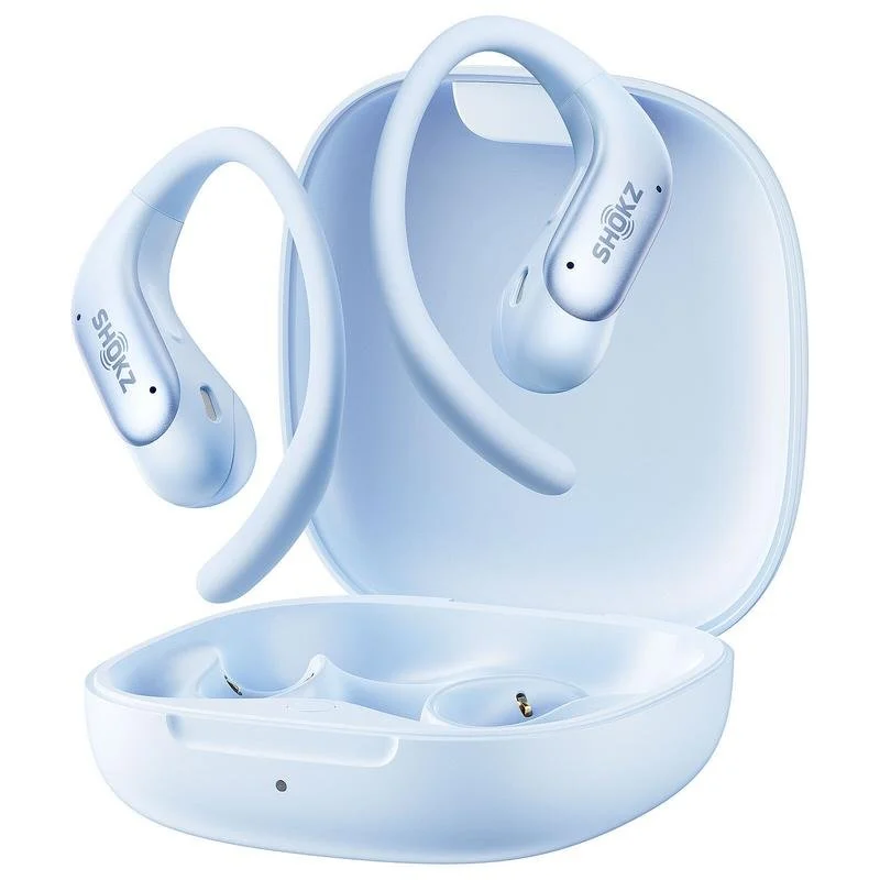 Auriculares deportivos Shokz OpenFit azul claro en estuche de carga.