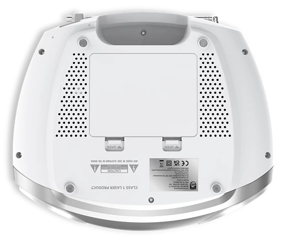 Vista inferior de un reproductor de CD Philips blanco que muestra el compartimento de la batería, altavoces y etiqueta.