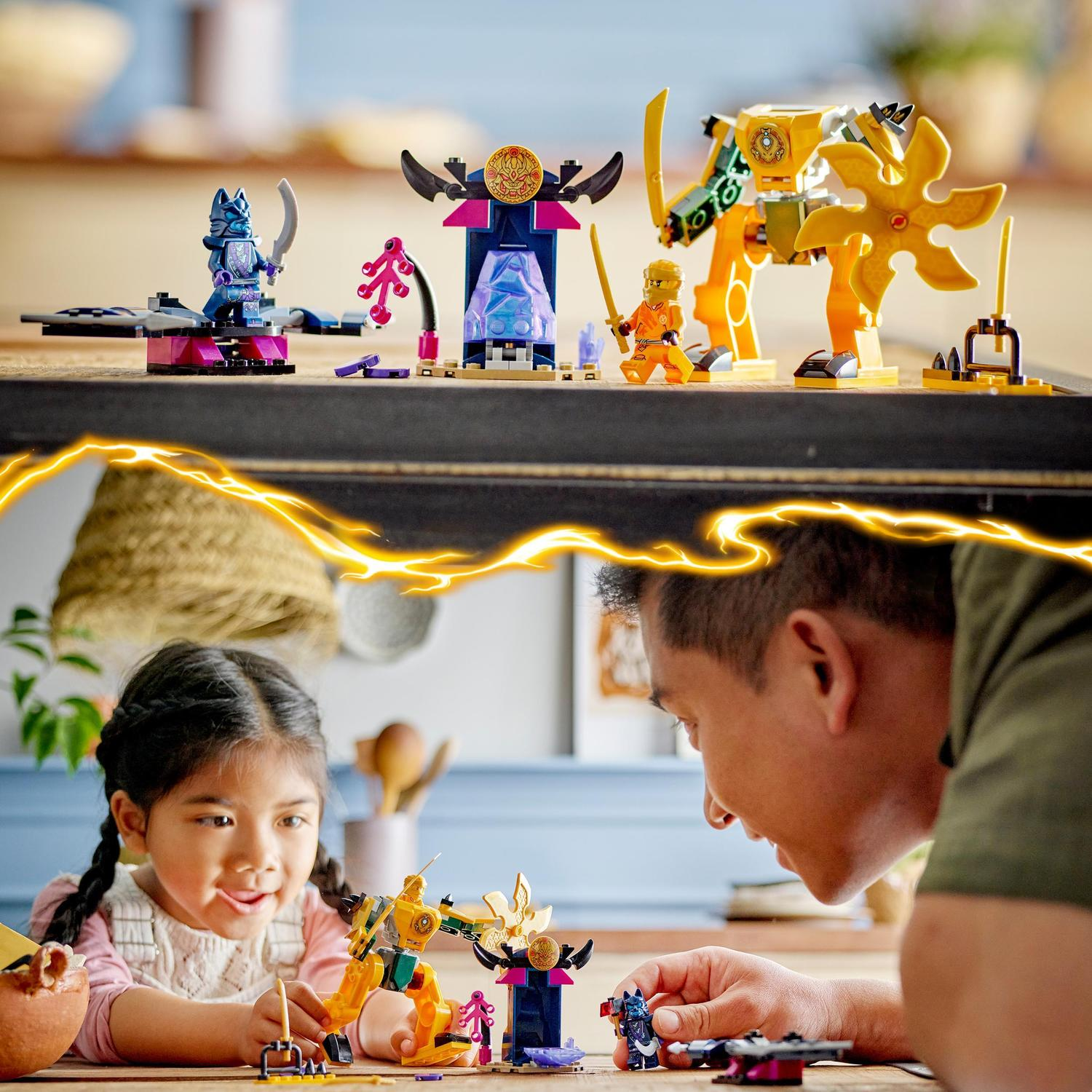 Un hombre y un niño juegan juntos con un set de Lego en casa.