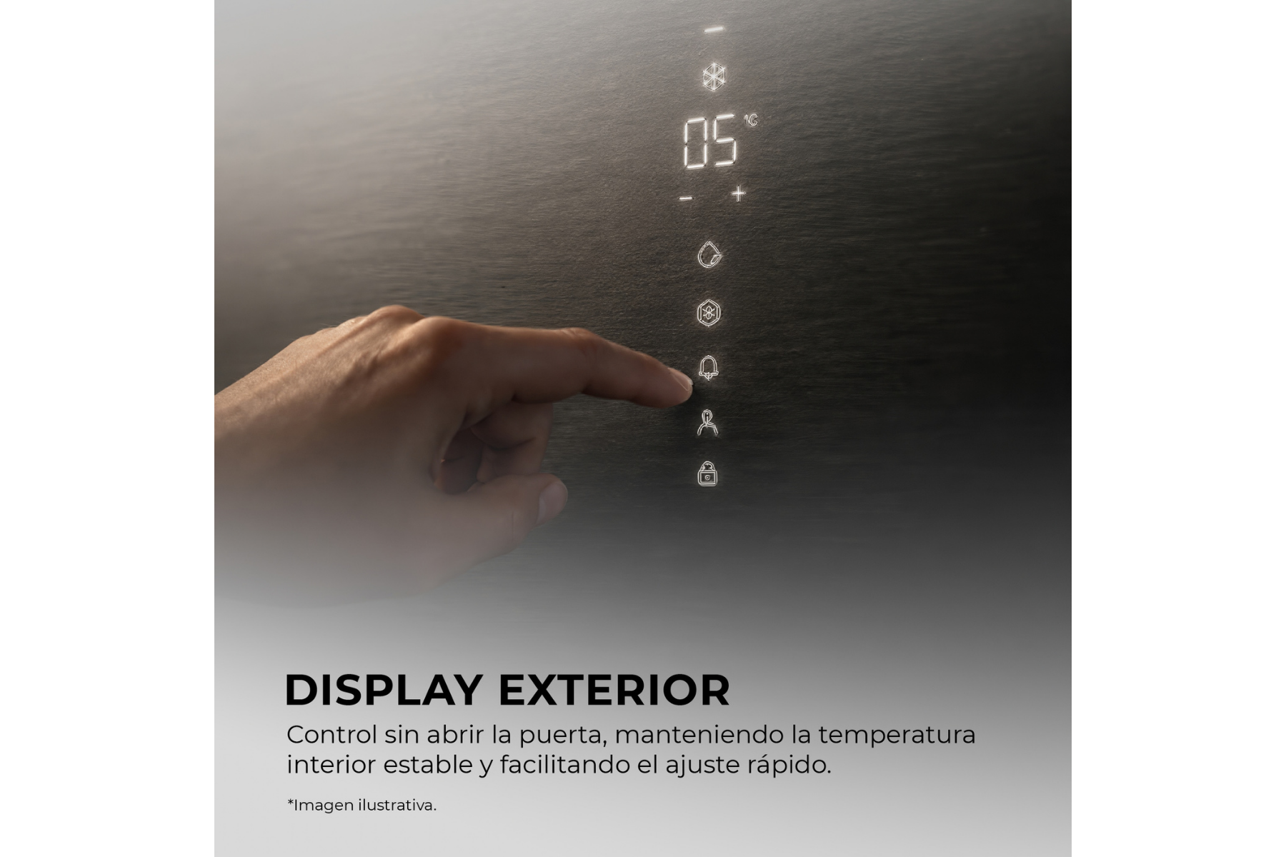 Una mano tocando la pantalla de control de temperatura digital en la puerta de un refrigerador moderno.