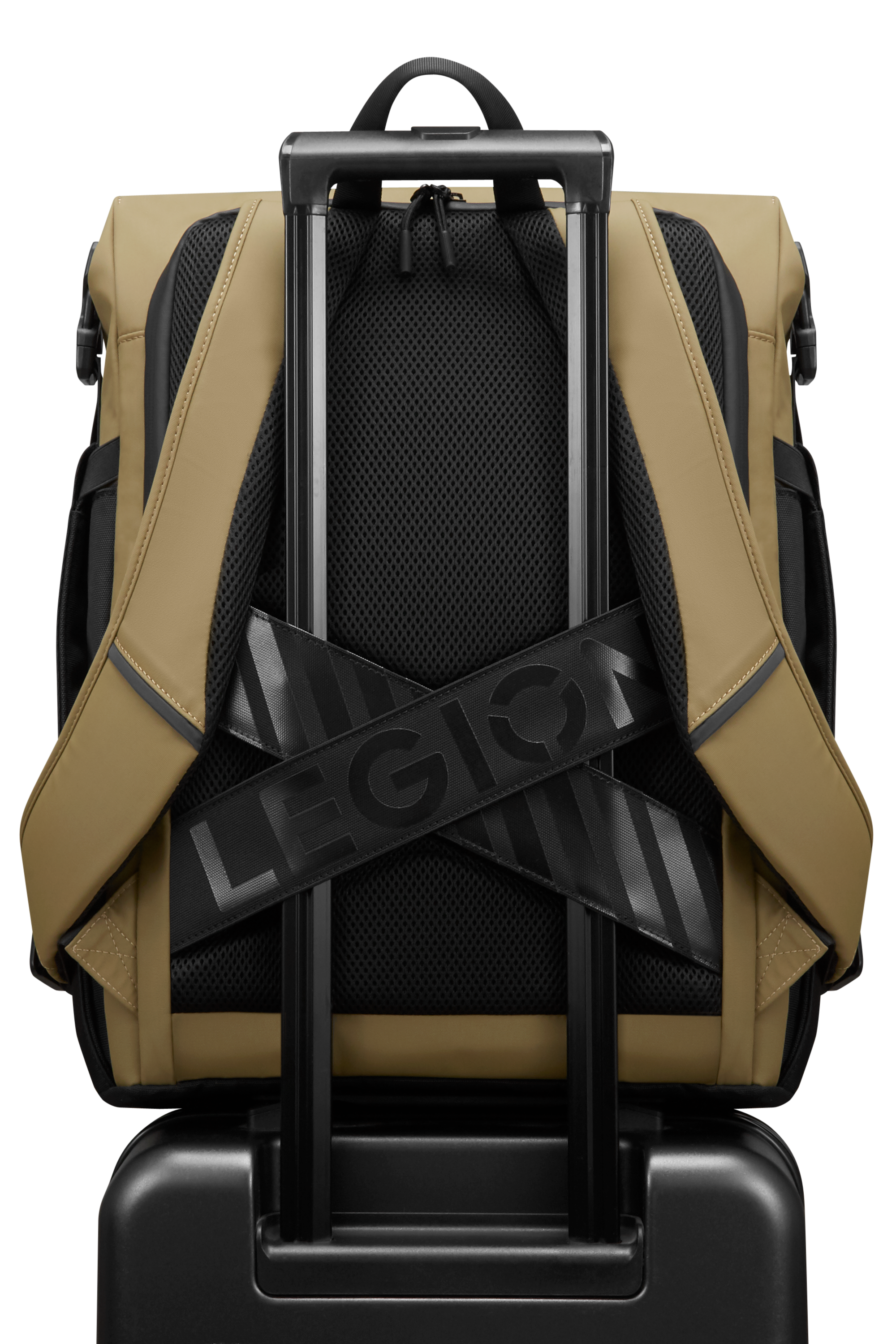 Mochila Legion caqui y negra con correas cruzadas sobre el asa de una maleta.