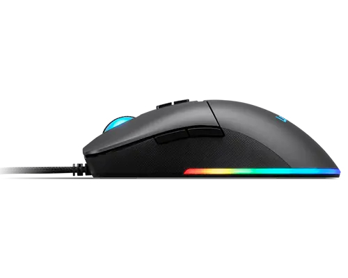 Ratón de juego negro con iluminación RGB y cable, visto de lado sobre fondo blanco.