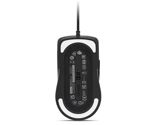 La parte inferior de un ratón de ordenador negro Lenovo con una almohadilla deslizante blanca y un cable.