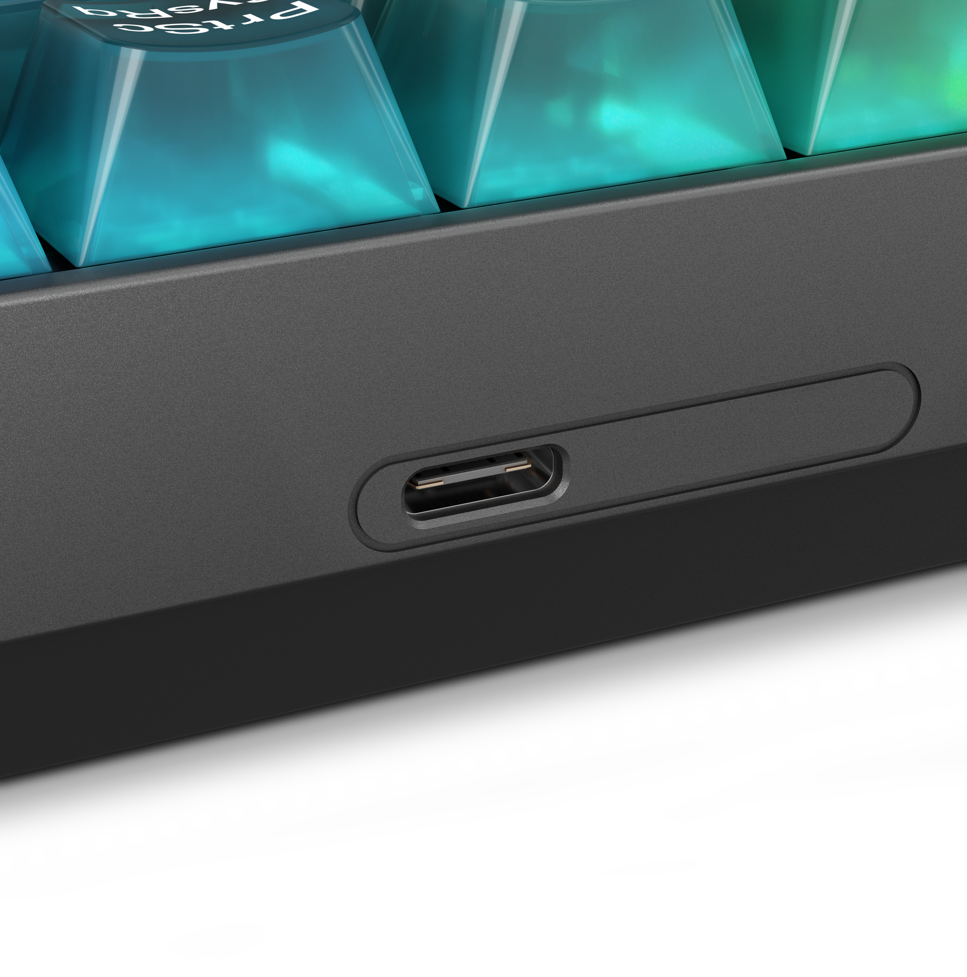 Un puerto USB-C en un dispositivo gris con teclado azul.