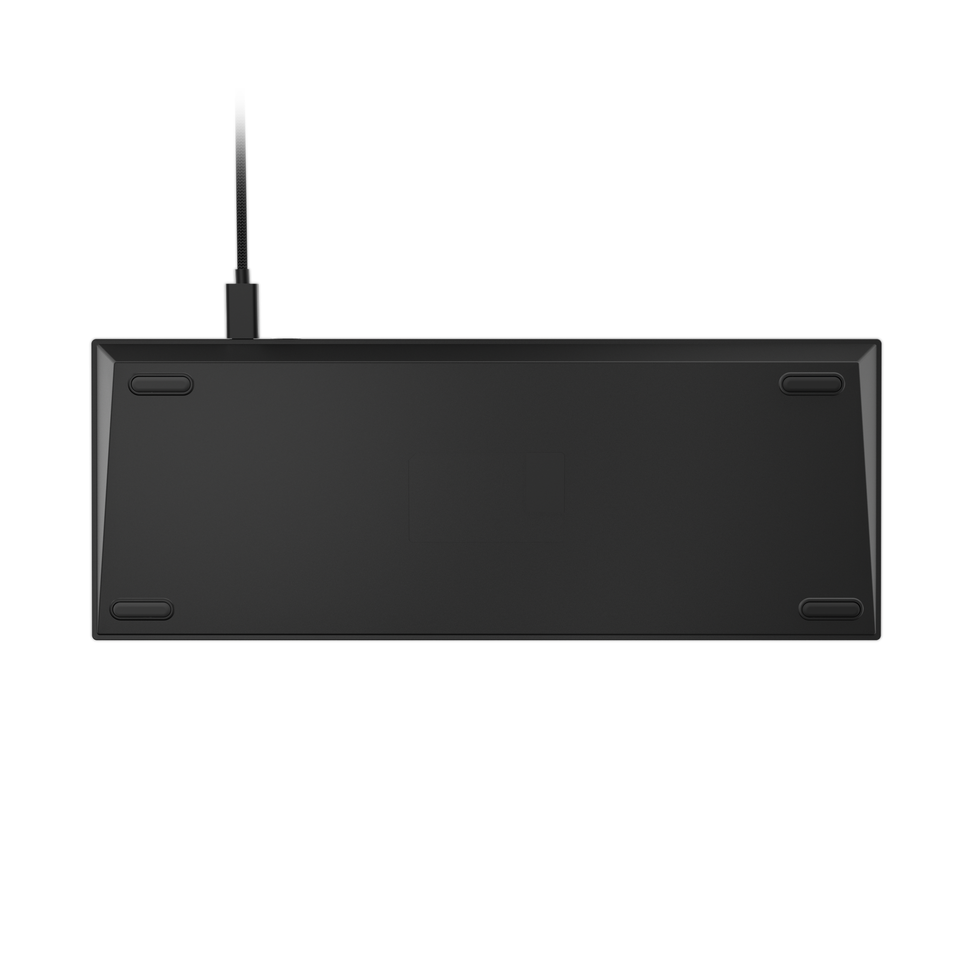 La parte inferior de un teclado negro con cuatro patas de goma y un cable USB conectado, sobre fondo negro.