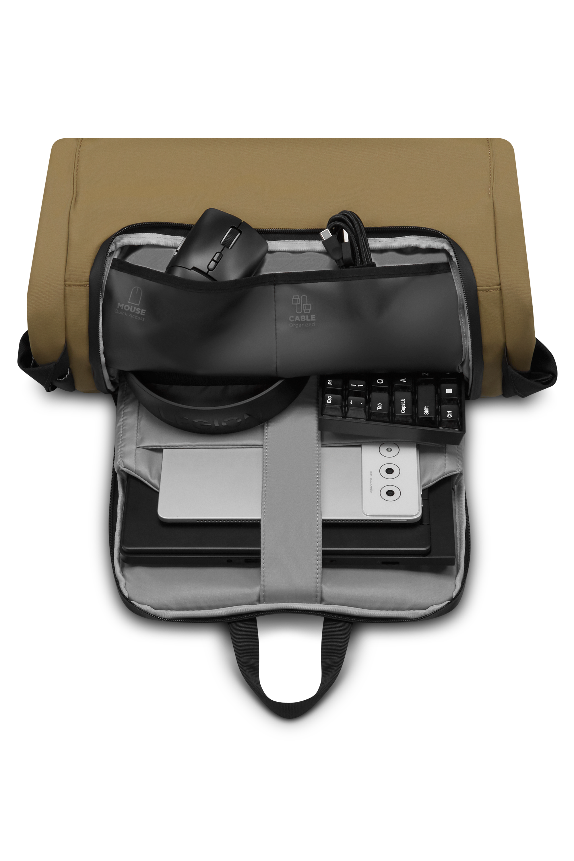 Una bolsa marrón abierta con equipo tecnológico organizado, incluyendo ratón, cables, teclado, tablet y portátil.