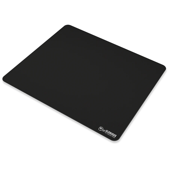 Yuvarlatılmış köselere ve beyaz marka yazisina sahip siyah mousepad, beyaz arka planda.