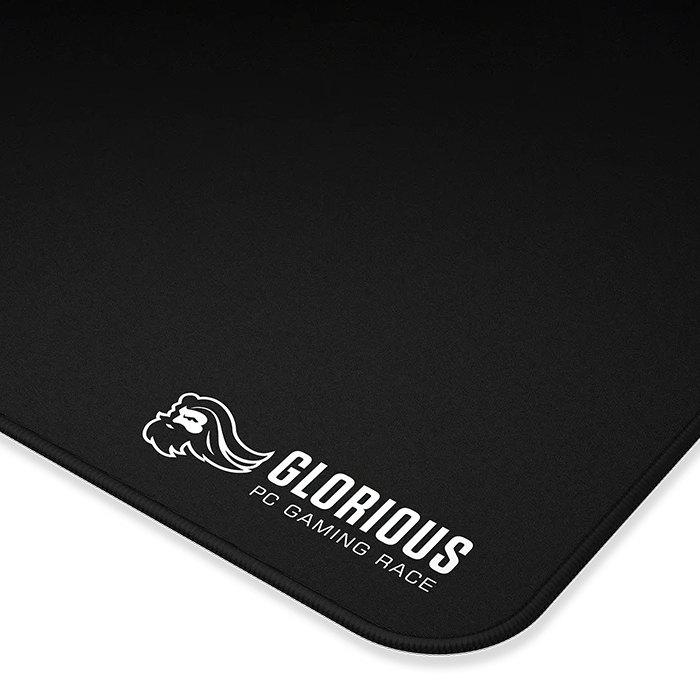 Yuvarlatılmış köşelere ve beyaz Glorious PC Gaming Race logosuna sahip siyah bir mousepad.