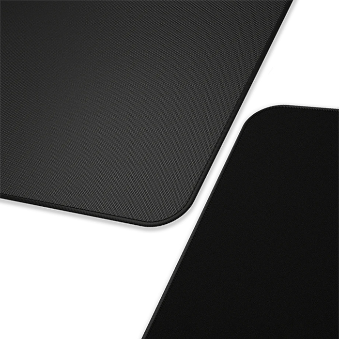 Beyaz arka planda dikili kenarları olan iki siyah mouse pad.