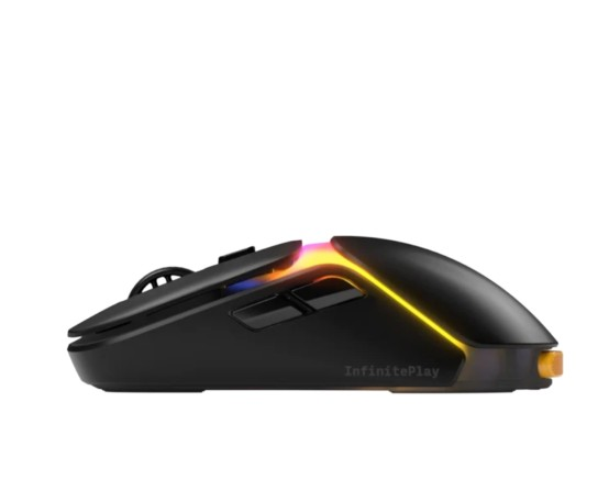 Beyaz arka planda RGB aydınlatmalı ve iki yan düğmeli siyah bir oyuncu faresi.