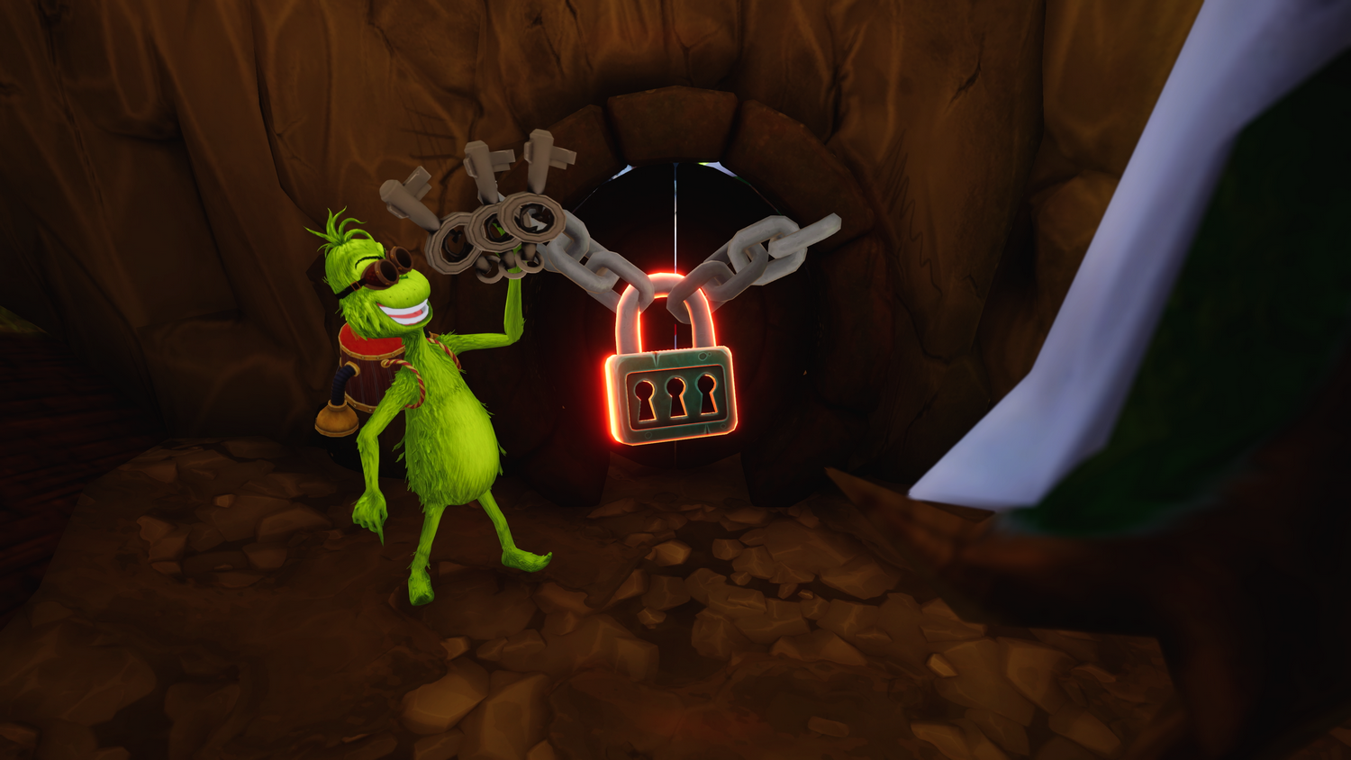 Una criatura verde sostiene un llavero pesado junto a un candado iluminado frente a la puerta de una cueva.