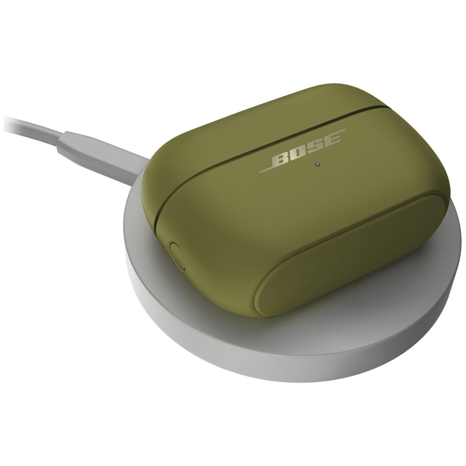 Een olijfgroene Bose-oplaadcase ligt op een ronde, lichtgrijze draadloze oplader.