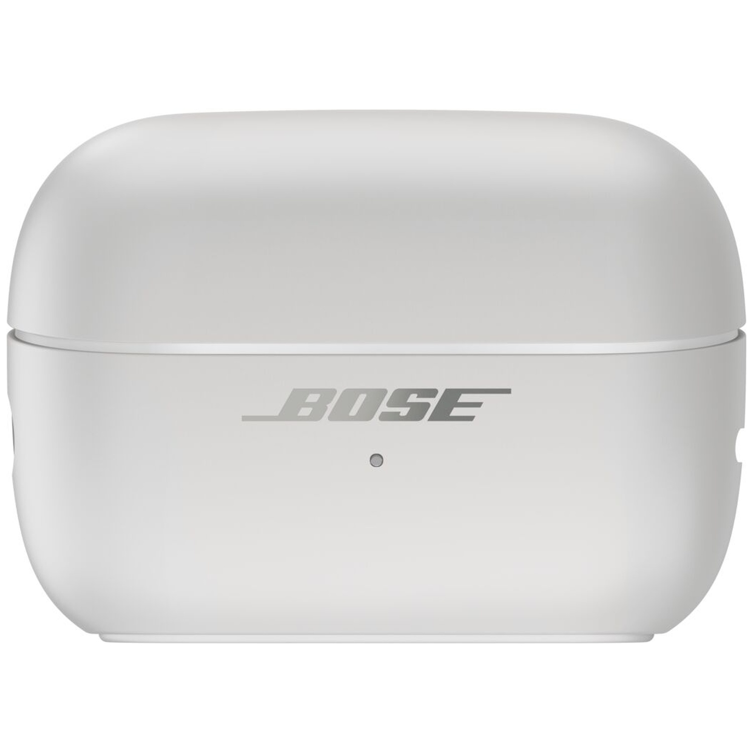 Een witte Bose oplaadcase met zilveren logo en een klein led-lampje aan de voorkant tegen een neutrale achtergrond.