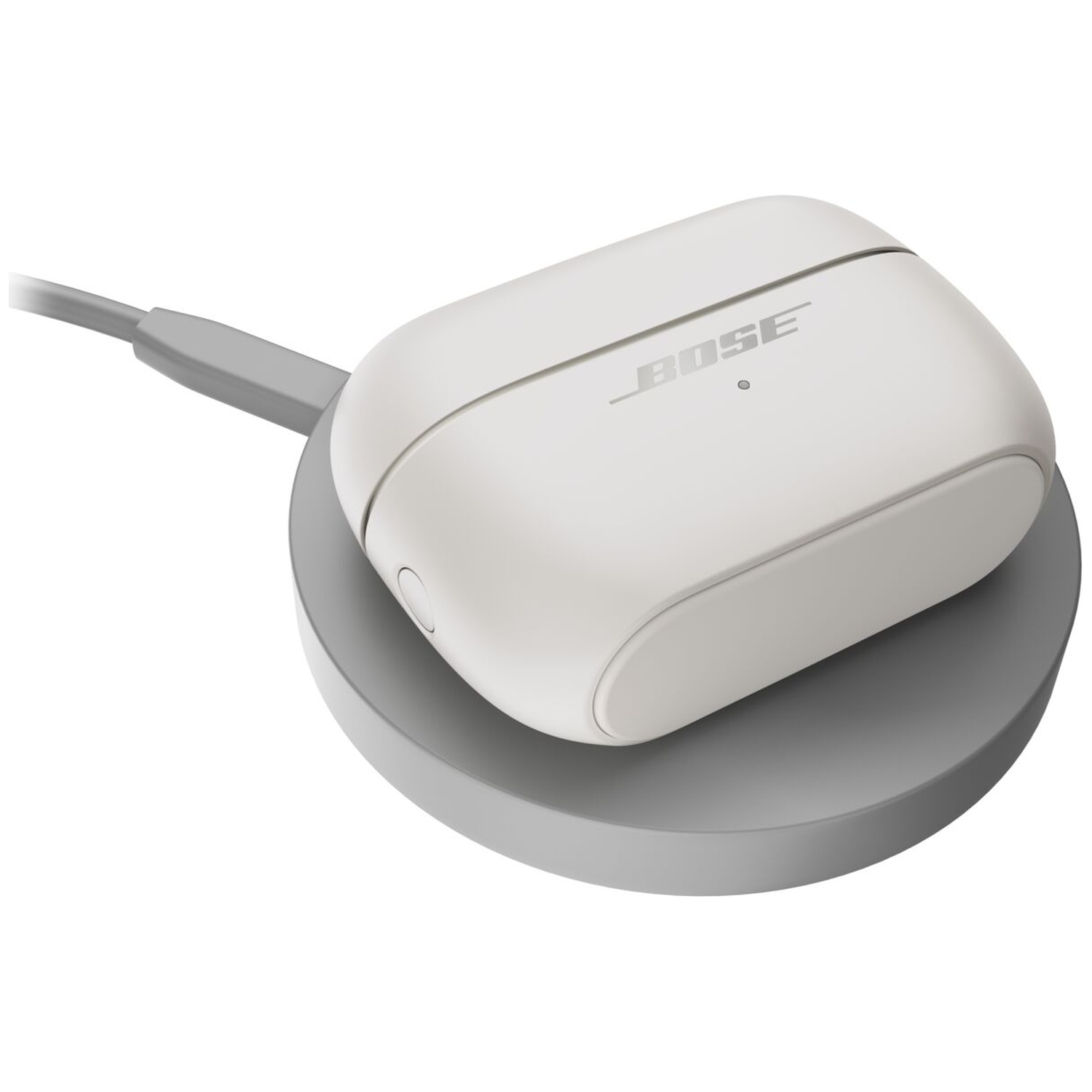 Een witte Bose-oplaadcase rust op een ronde, grijze draadloze oplader met een aangesloten kabel.