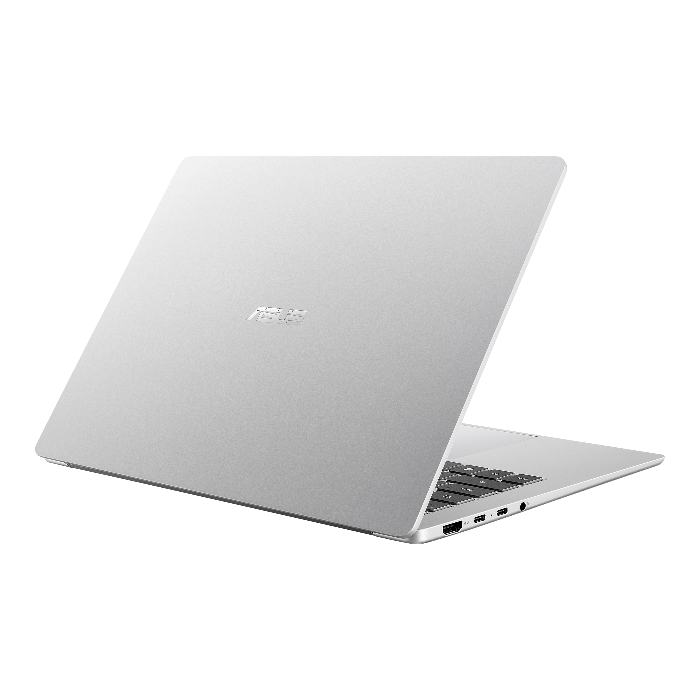 Gümüş renkli bir Asus dizüstü bilgisayar beyaz zeminde açılı duruyor, kapalı kapağı ve logo görünüyor.