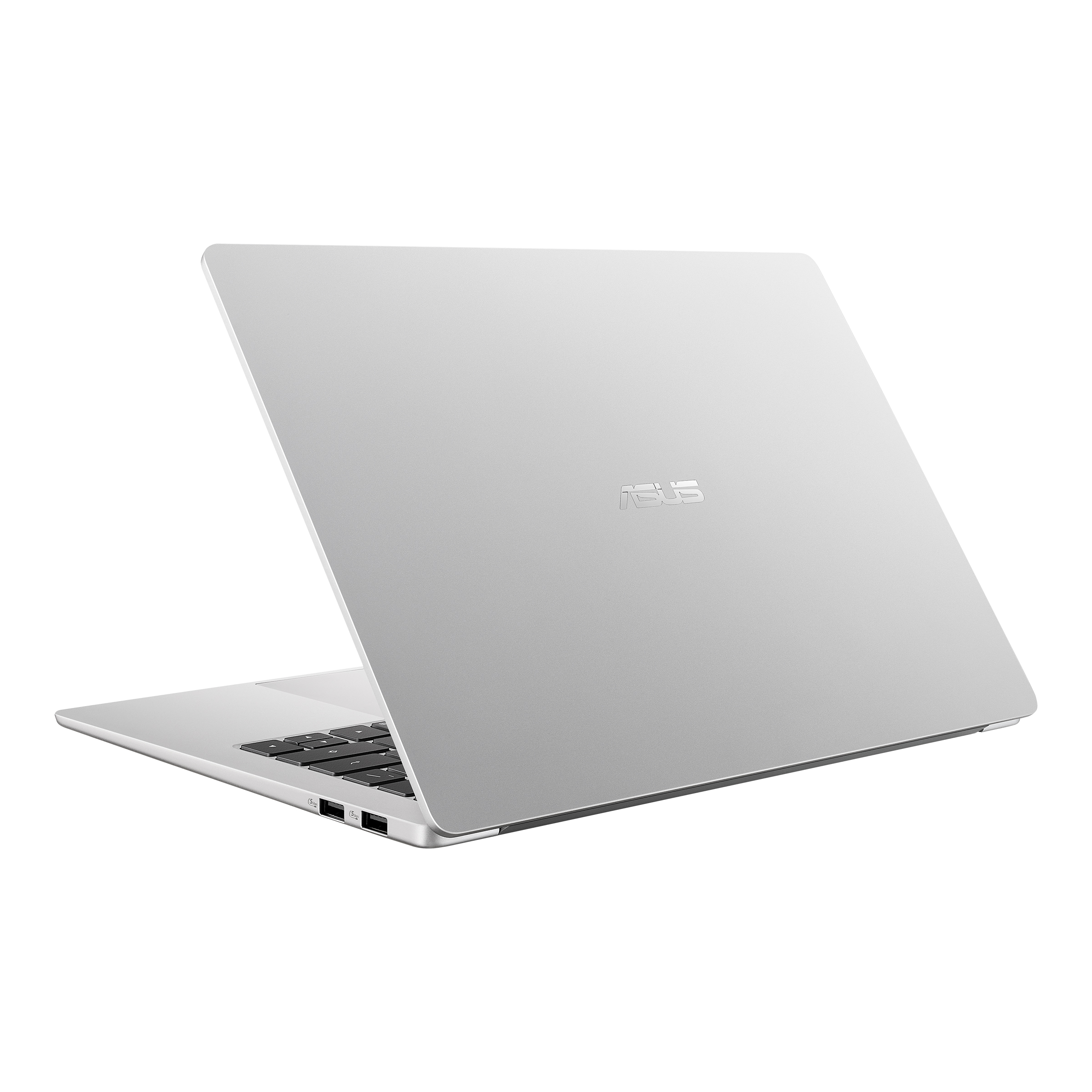 Gümüş renkli bir Asus dizüstü bilgisayar beyaz bir yüzeyde duruyor, kapalı kapağında Asus logosu var.