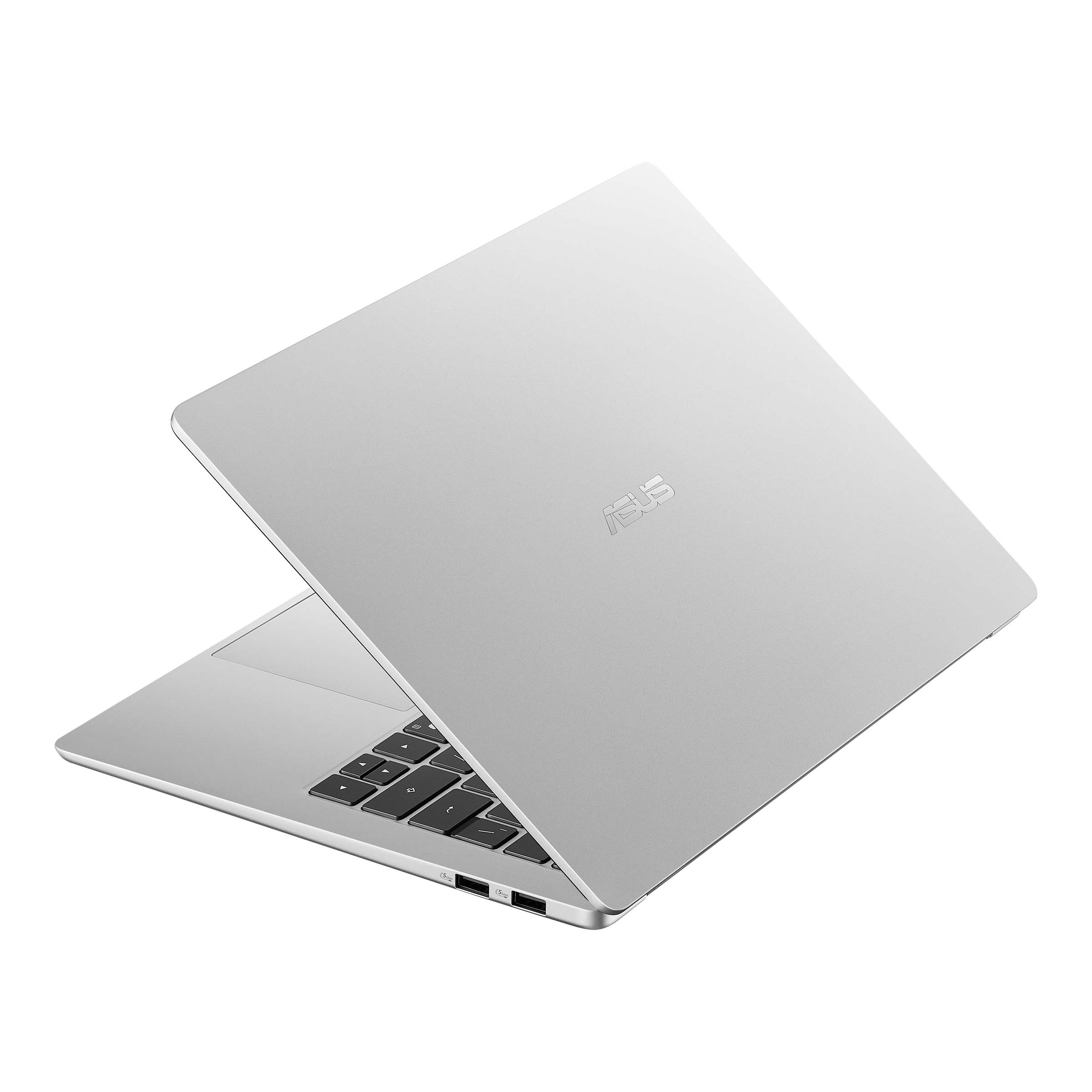Gümüş rengi bir Asus dizüstü bilgisayar beyaz arka planda yarı açık duruyor, klavye ve yan portlar görünüyor.
