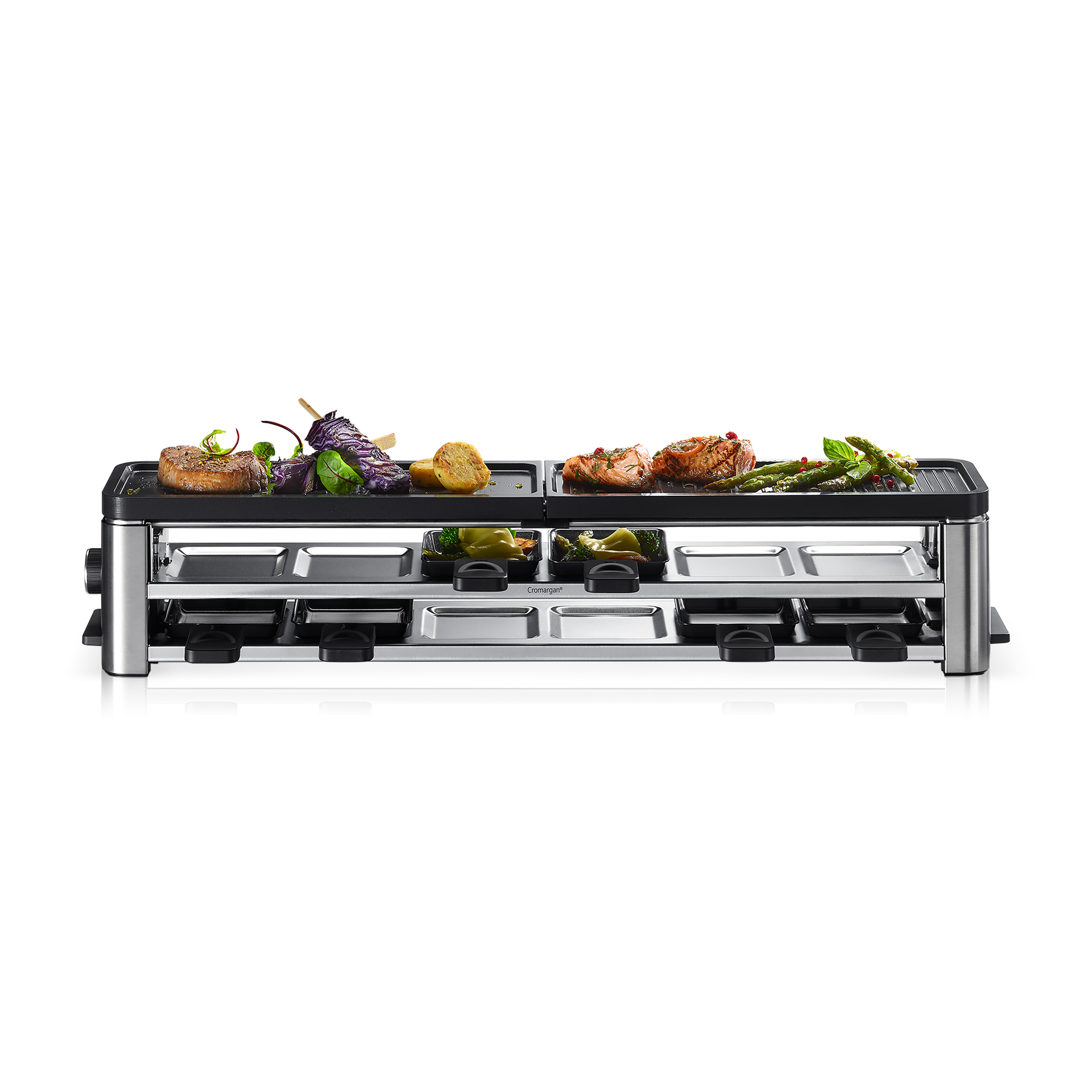 Edelstahl-Raclette-Grill mit Fleisch und Gemüse auf der Grillplatte und kleinen Pfännchen darunter.
