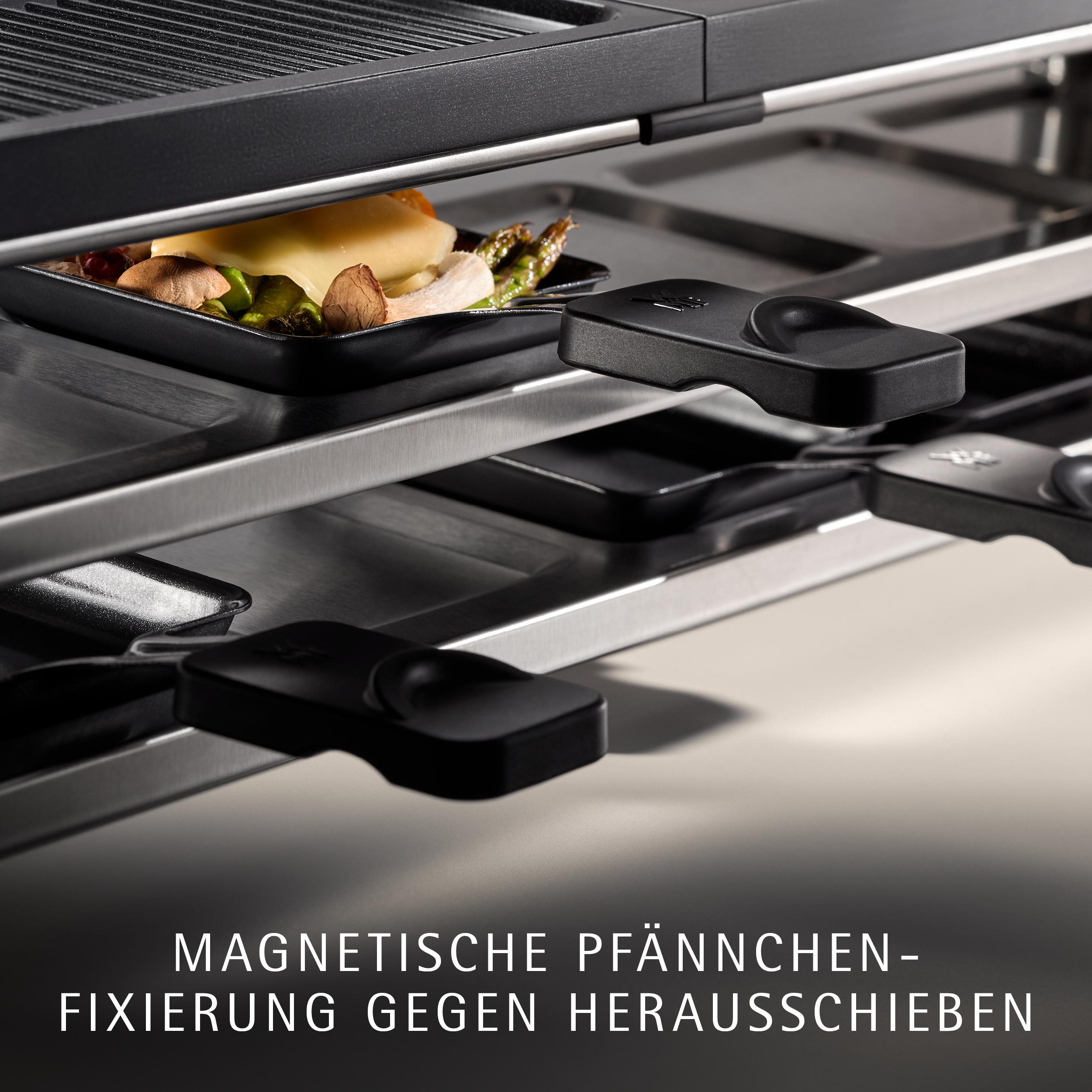 Ein Raclette-Grill mit gestapelten schwarzen Pfännchen mit Gemüse und Käse, unten mit Text.