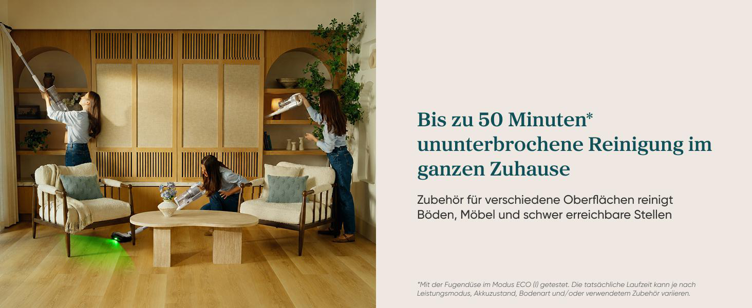 Frauen reinigen ein helles Wohnzimmer mit kabellosen Staubsaugern. Text auf der rechten Seite.