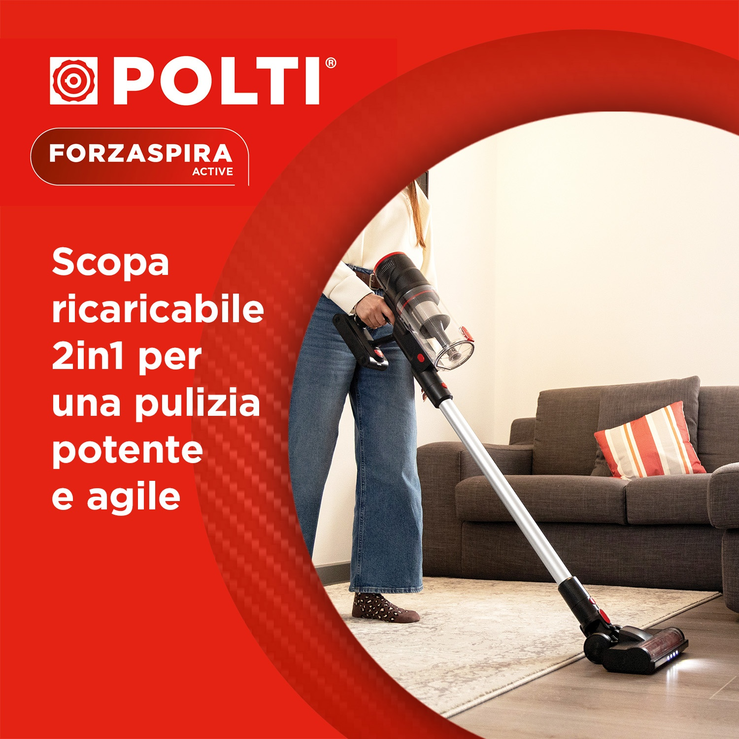 Una donna passa l'aspirapolvere su un tappeto con una scopa wireless Polti.