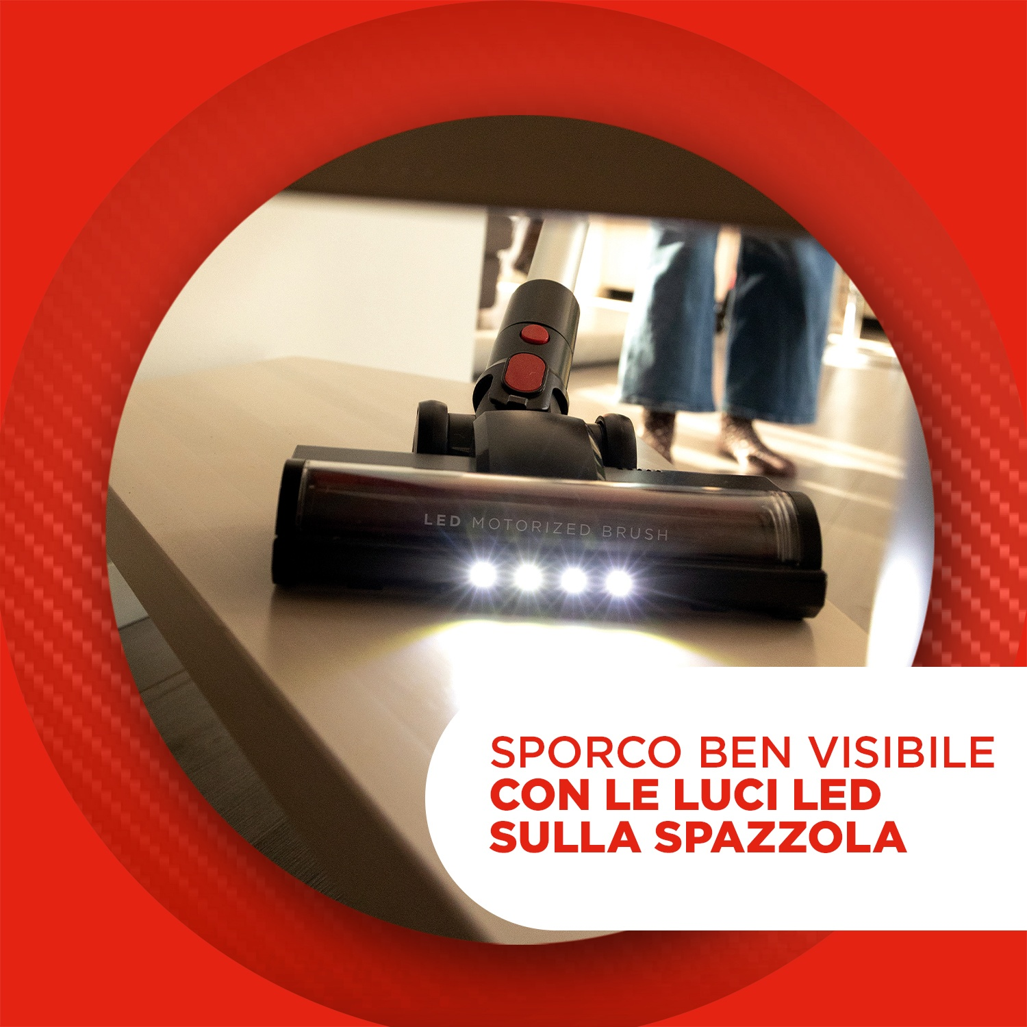 Spazzola per aspirapolvere con LED luminosi che illuminano il pavimento sotto un tavolo.