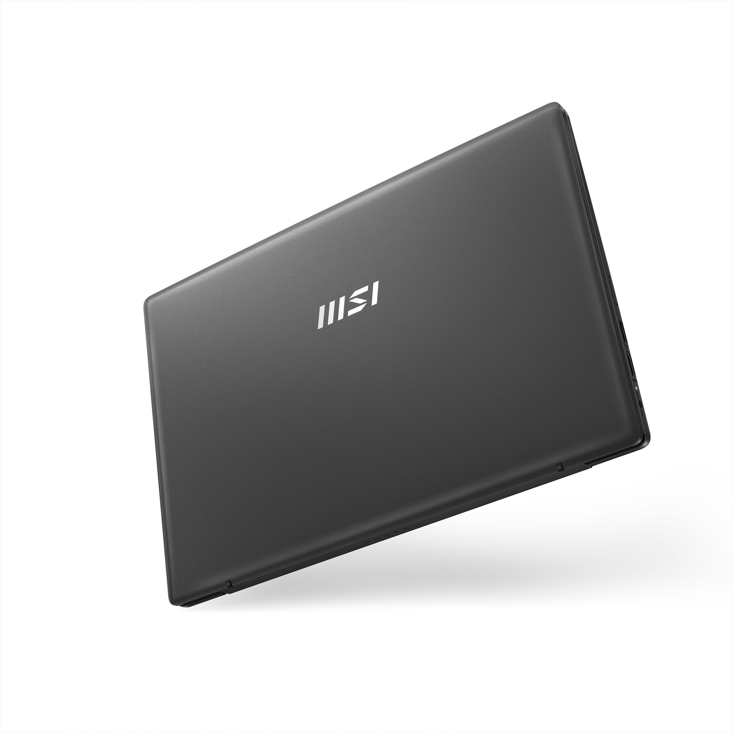 Un ordinateur portable MSI gris foncé fermé vu en contre-plongée sur un fond blanc.