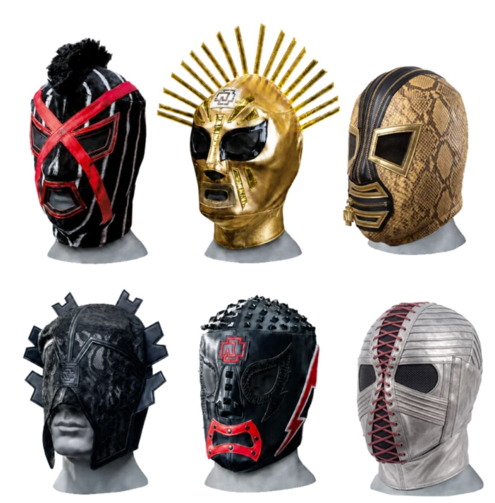 Sechs einzigartige Wrestling-Masken in verschiedenen Farben und Designs auf weißen Schaufensterpuppen.