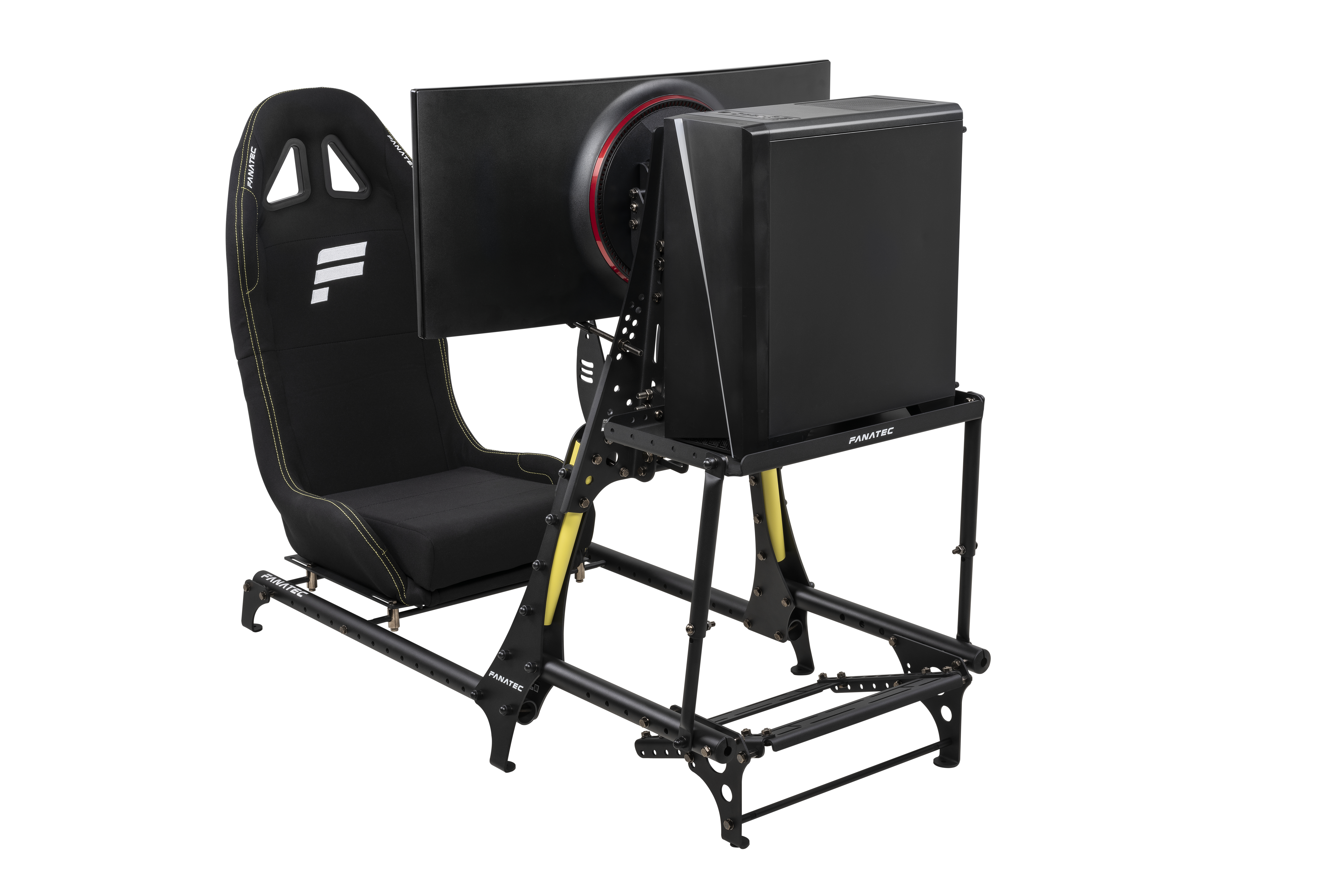 Ein schwarzer Rennsimulator-Sitz mit Monitor und PC auf einem Metallgestell vor weißem Hintergrund.