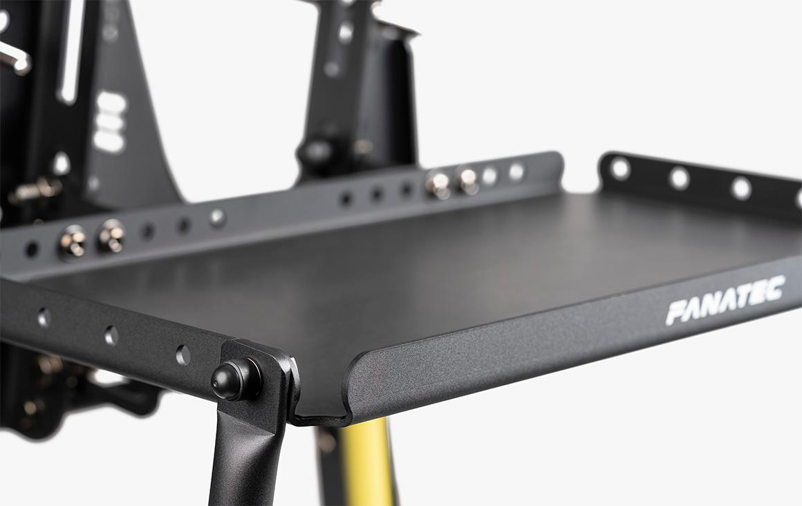 Nahaufnahme einer schwarzen Fanatec-Ablagefläche mit Metallrahmen und Schrauben vor weißem Hintergrund.