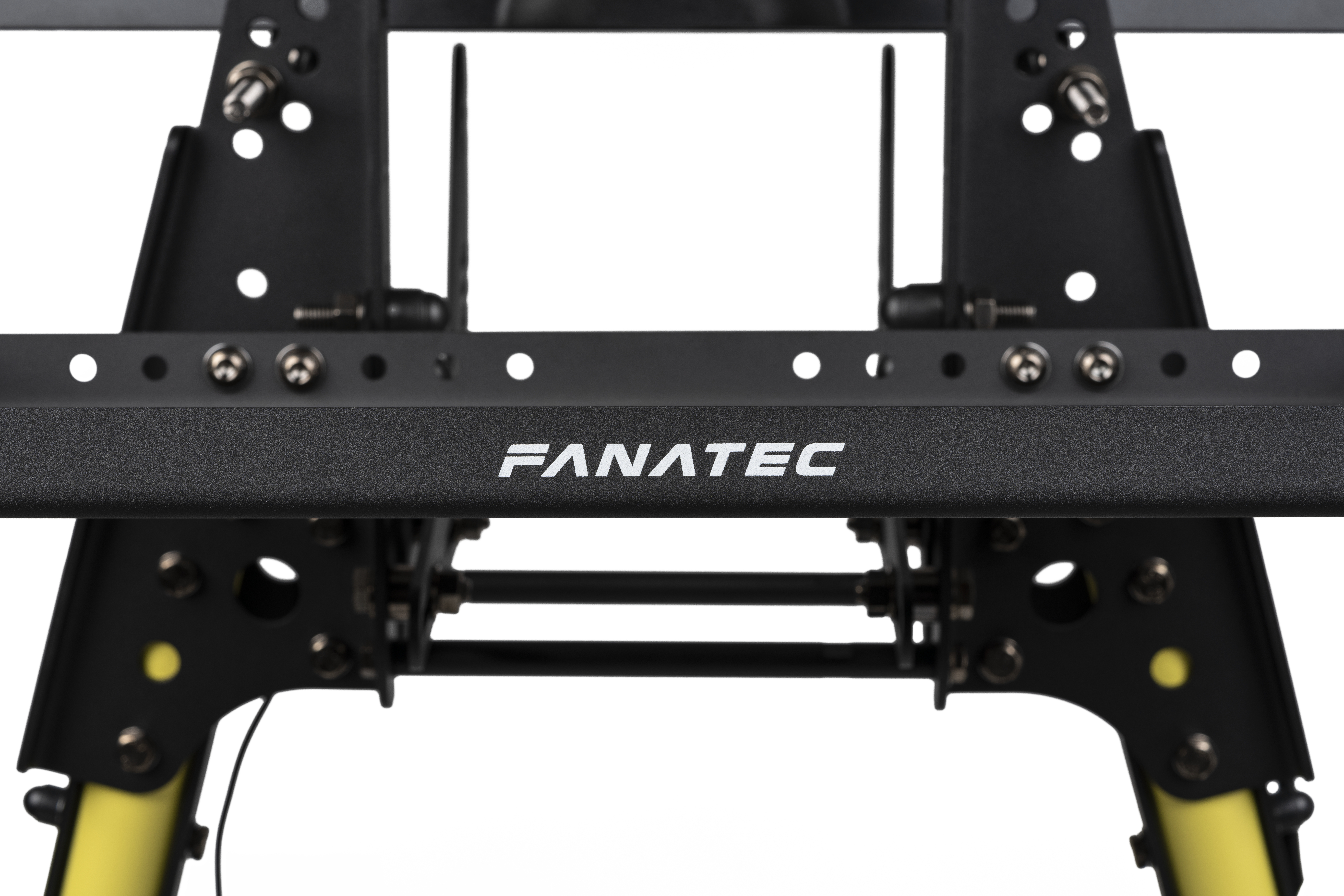 Frontansicht eines schwarzen Fanatec-Simulatorrahmens mit Metallteilen und weißen Logos.