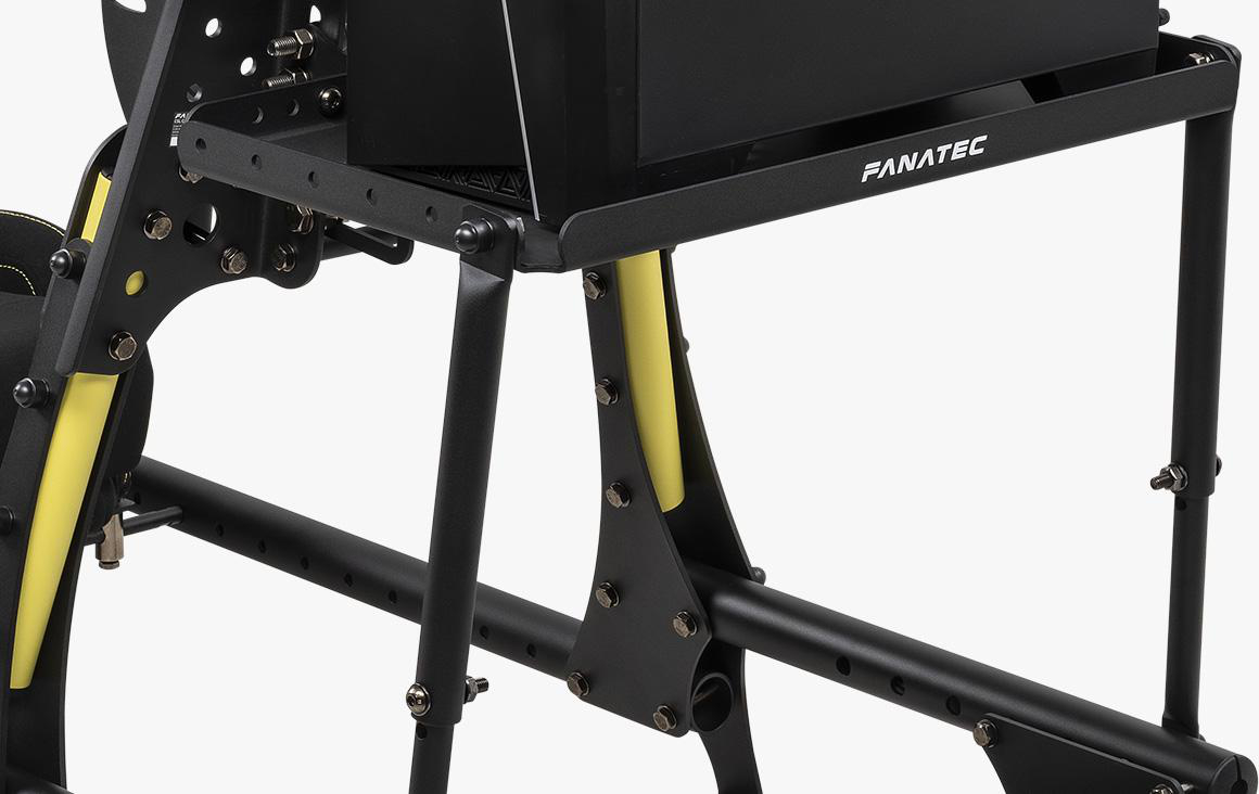Eine schwarze Fanatec-Metallhalterung mit Schrauben und gelben Akzenten vor weißem Hintergrund.