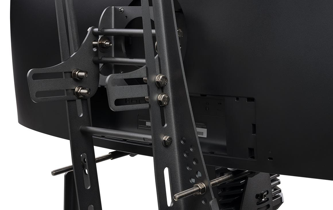 Rückansicht eines Monitors, der mit Metallhalterungen und Schrauben an einem schwarzen Ständer befestigt ist.
