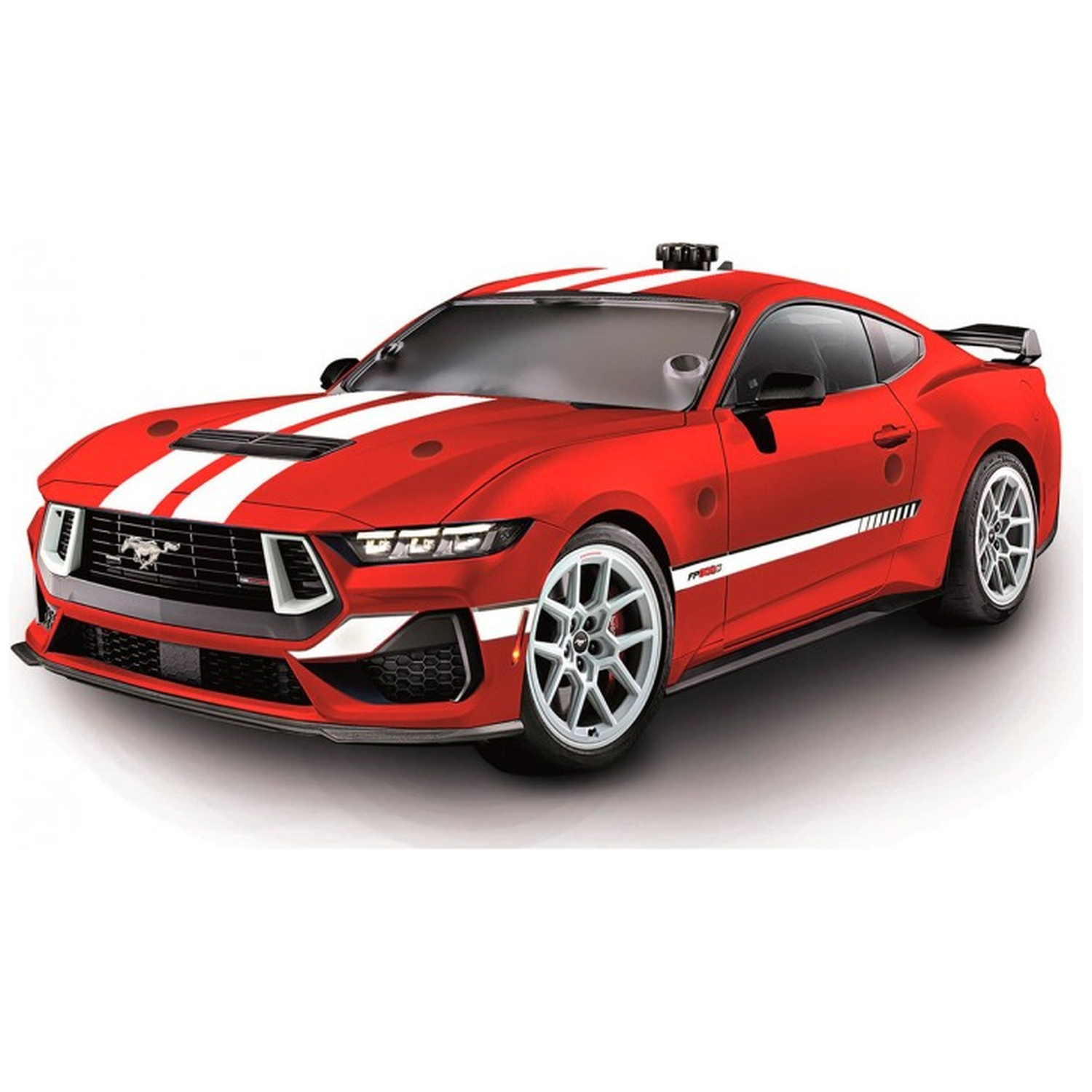Een rode sportauto met witte racebanen, witte velgen en een zwarte grille tegen een witte achtergrond.
