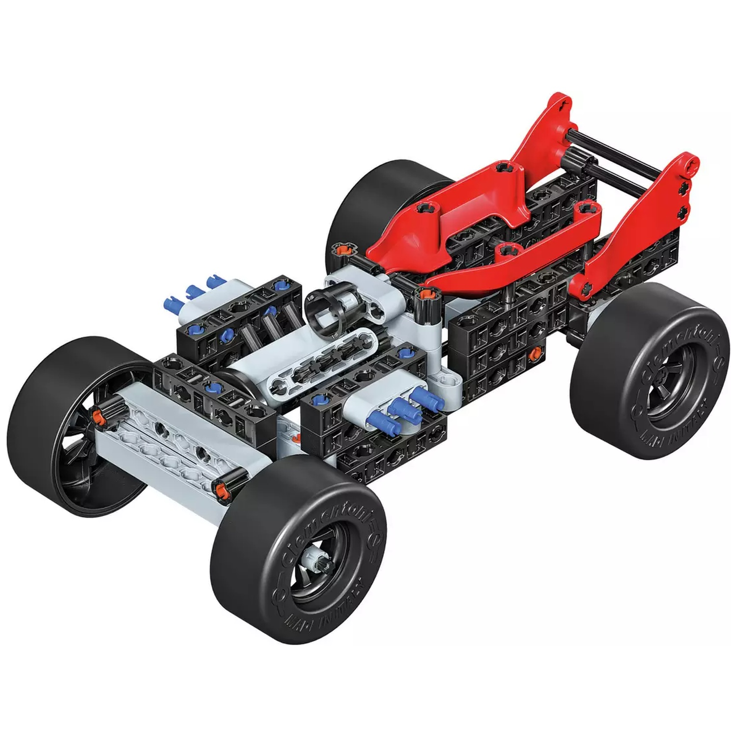 Een speelgoedraceauto van zwarte, rode, grijze en blauwe plastic blokjes met vier grote zwarte wielen tegen een witte achtergrond.