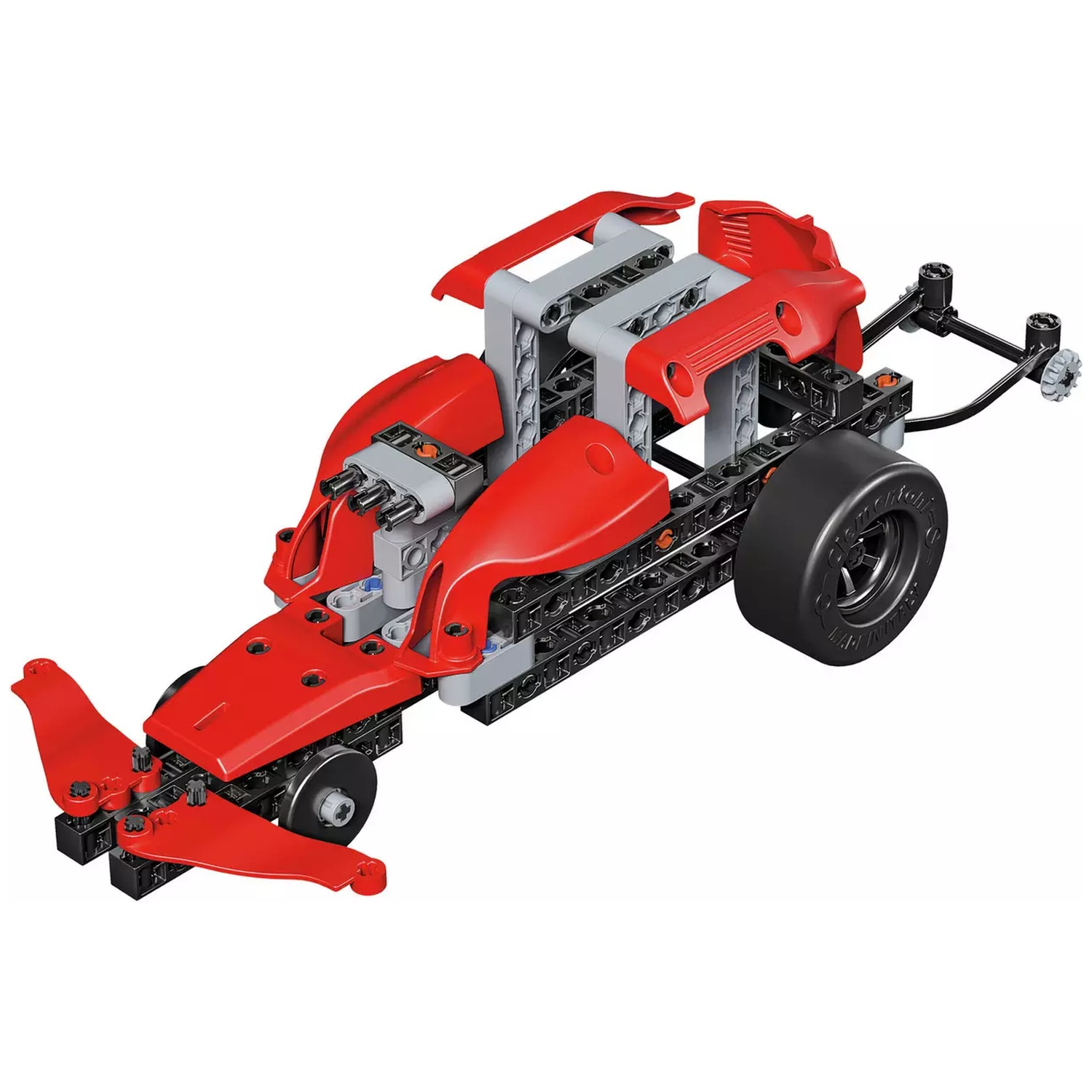 Een gedeeltelijk gemonteerd rood en grijs plastic modelautootje met zichtbare onderdelen en een groot achterwiel.
