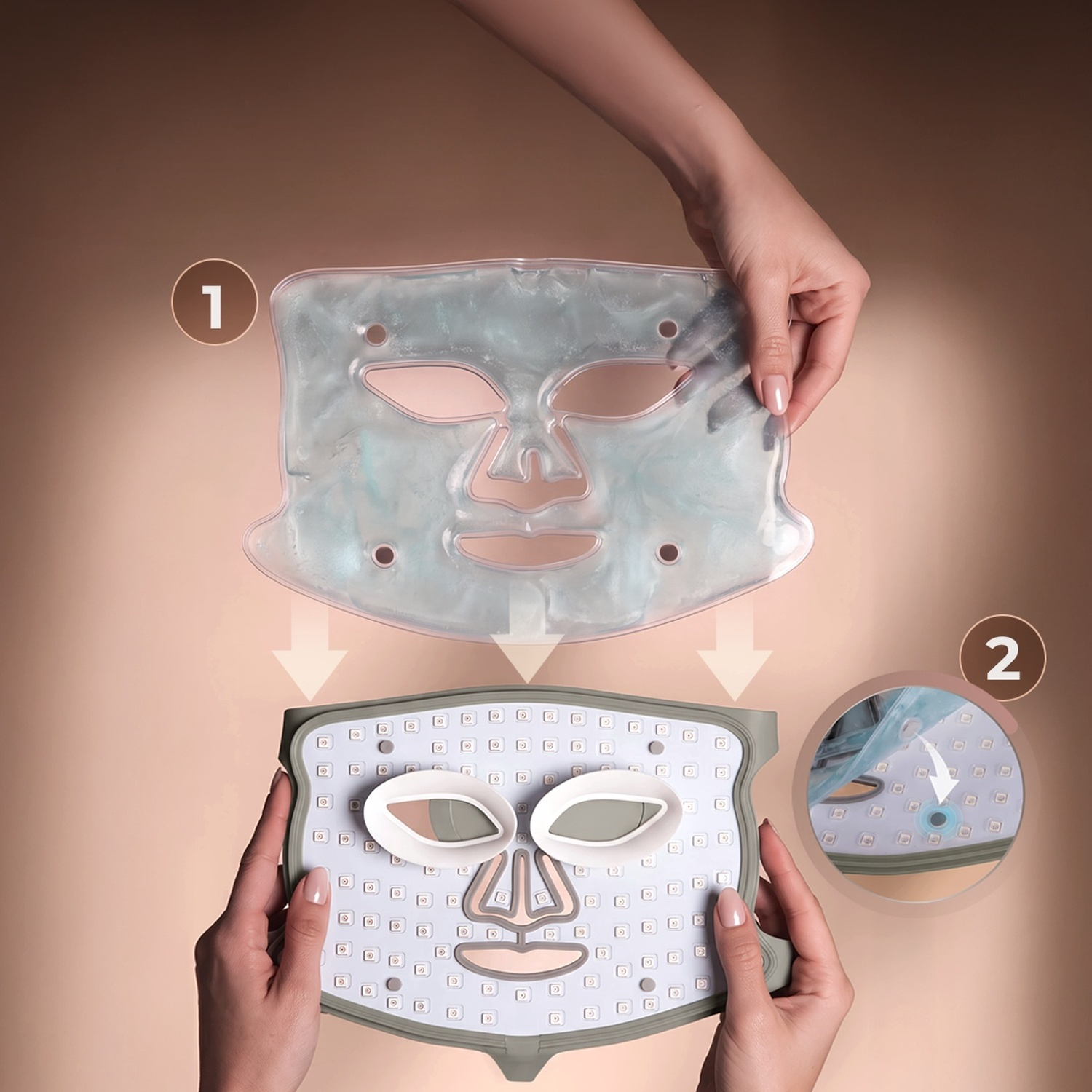 Le mani posizionano un cuscinetto in gel su una maschera facciale LED. Un inserto circolare mostra l'allineamento.