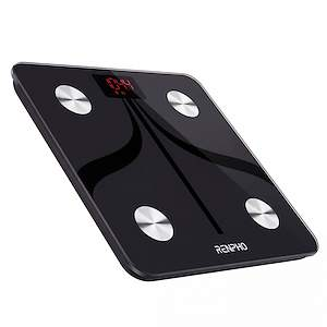 Balanza de baño digital negra con cuatro sensores plateados y números LED rojos sobre fondo blanco.