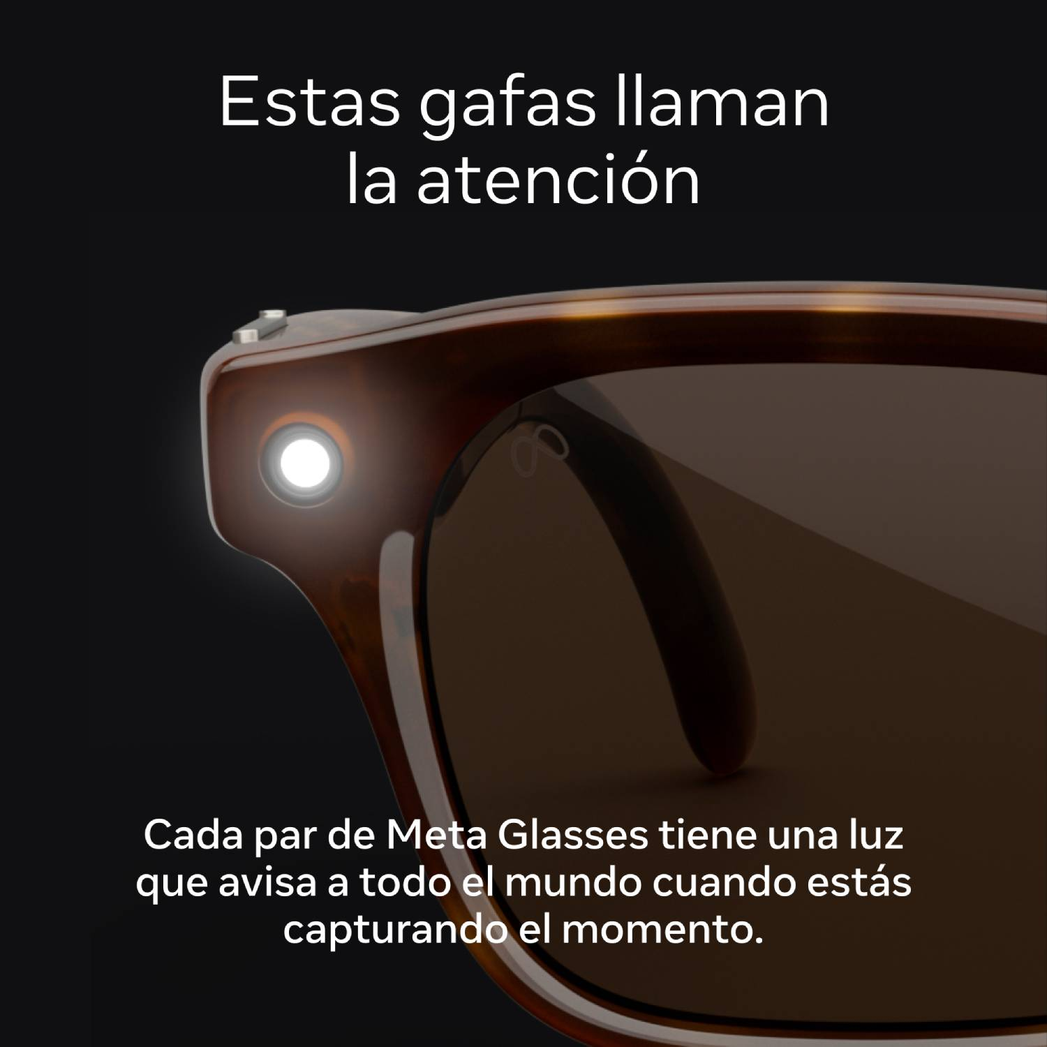 Primer plano de gafas Meta con una luz LED de grabación encendida.