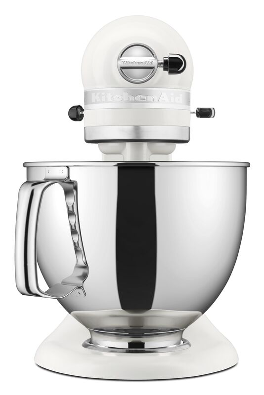 Weiße KitchenAid-Küchenmaschine mit großer polierter Edelstahlschüssel auf weißem Sockel.