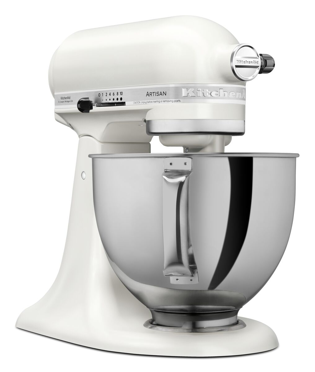 Ein weißer KitchenAid Artisan Standmixer mit einer silbernen Edelstahl-Rührschüssel auf weißem Hintergrund.