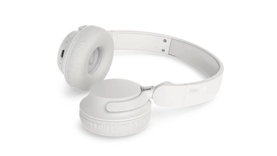 Beyaz arka planda yumuşak kulak yastıkları ve kafa bandına sahip beyaz Philips kulak üstü kulaklık.