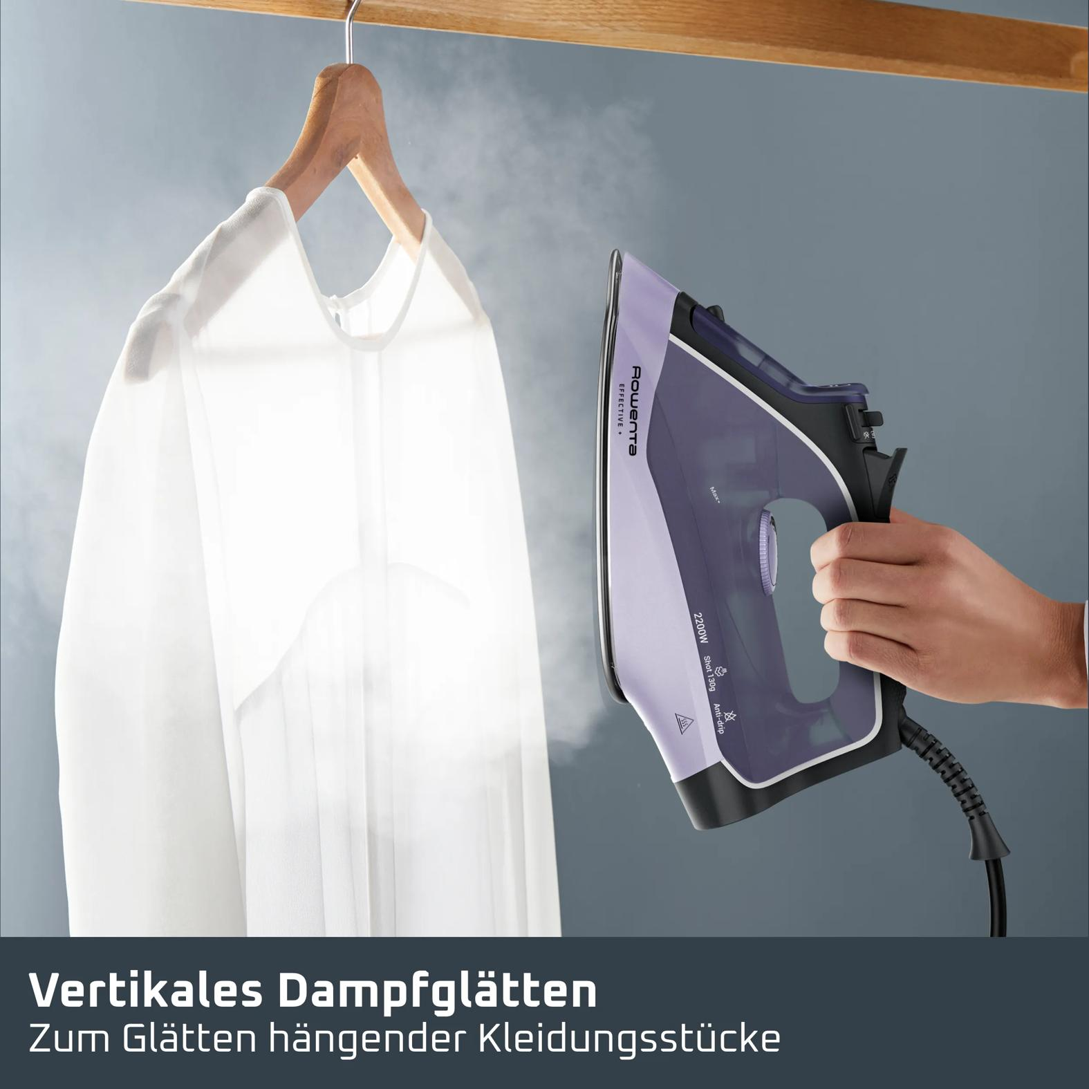 Eine Hand hält ein lila Dampfbügeleisen, das Dampf auf ein weißes Kleidungsstück sprüht.