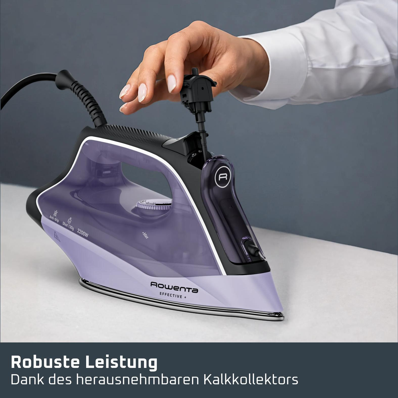 Eine Hand zieht den Kalkkollektor aus einem violett-schwarzen Rowenta-Bügeleisen auf einem Tisch.